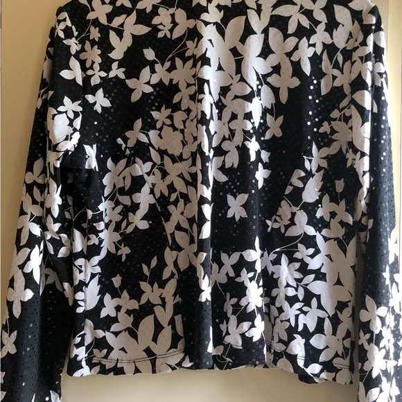 Fabulous jacket with shiny fabric. The spandex makes it very comfortable. - Picture 2 of 7